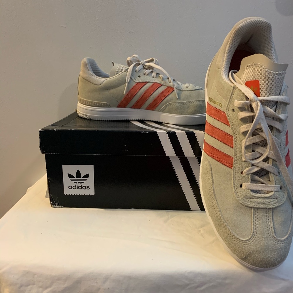 Grey samba with salmon stripe